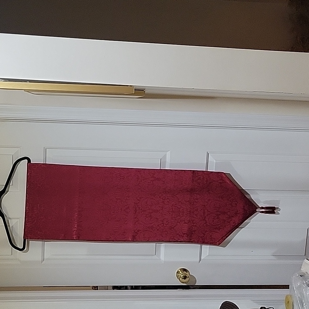 W-C Designs Table Runner/ Pre-Owned - Picture 2 of 16